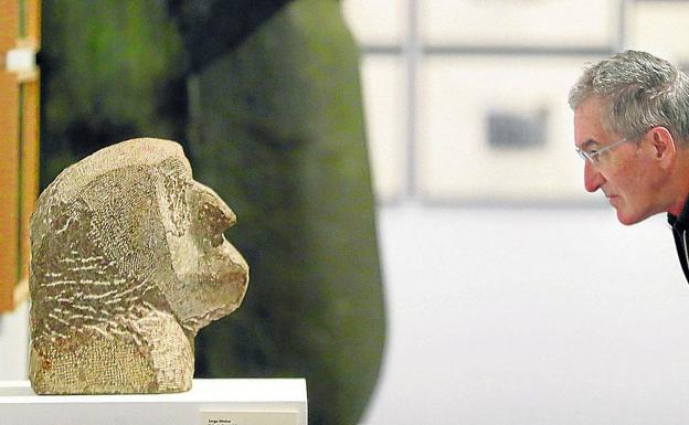 Un hombre contempla 'Cabeza de apóstol', de Chillida.