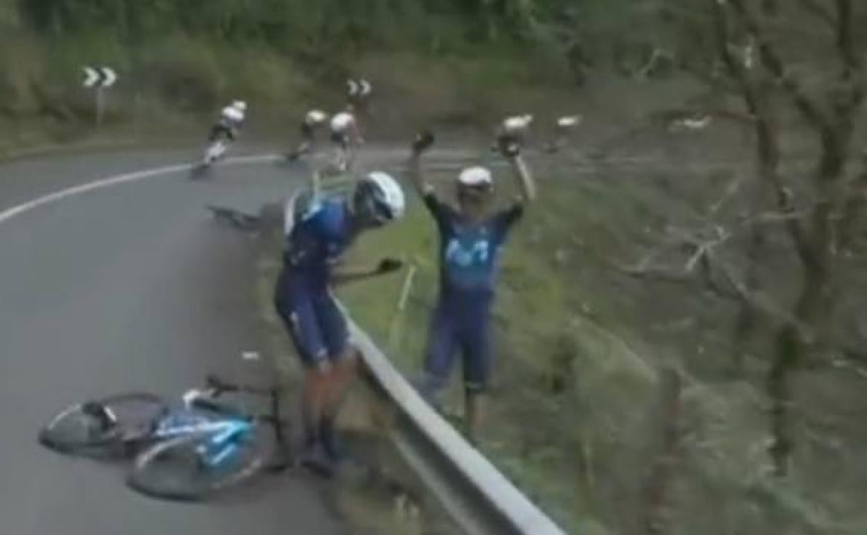 Mas, dolorido del brazo, y su compañero de equipo pidiendo ayuda 