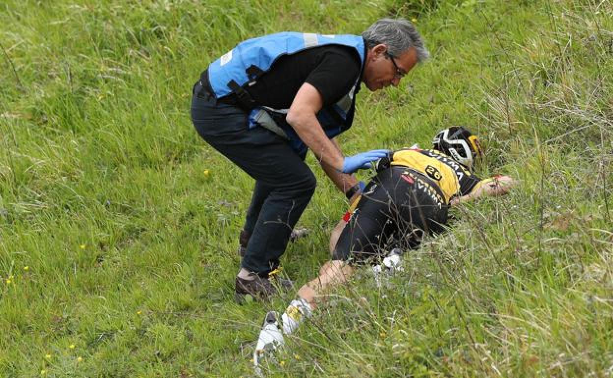 Momento en el que el sanitario llega para atender al corredor del Jumbo