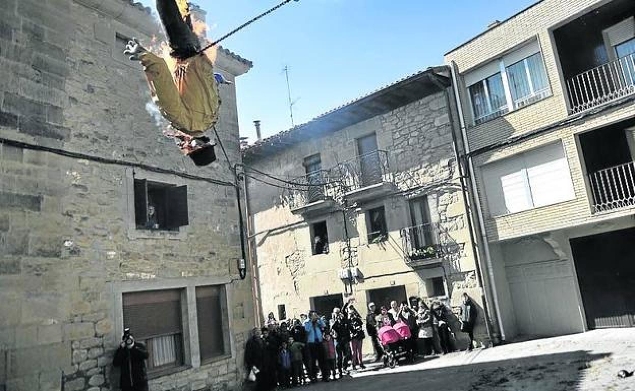 Quema de Judas en la plaza de la Concepción de Moreda. 