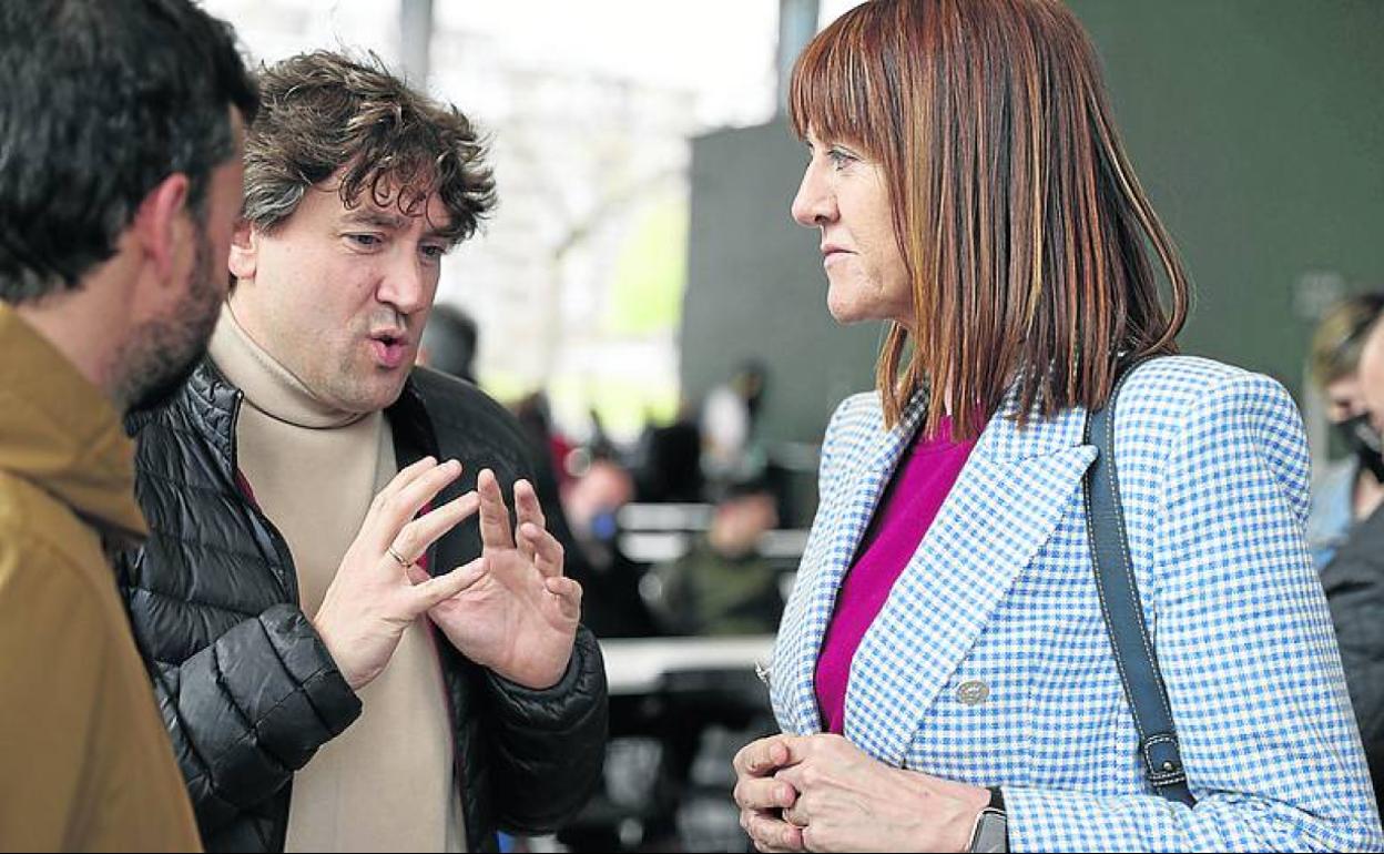 Eneko Andueza con Idoia Mendia, ayer en Barakaldo. 