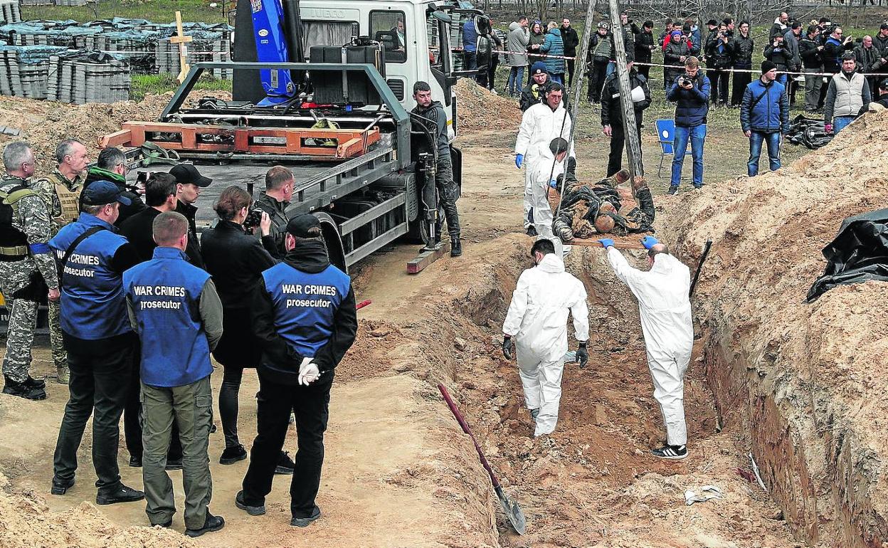 Exhumación de cadáveres de civiles asesinados en una fosa común de Bucha.