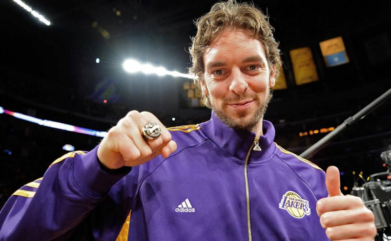 Pau Gasol celebra su primer anillo con los Lakers. 