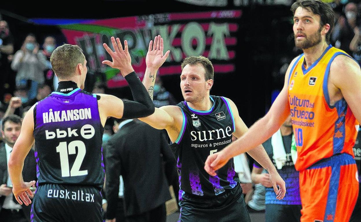 Ludde Hakanson y Rafa Luz se felicitan por la importante victoria ante el Valencia. 