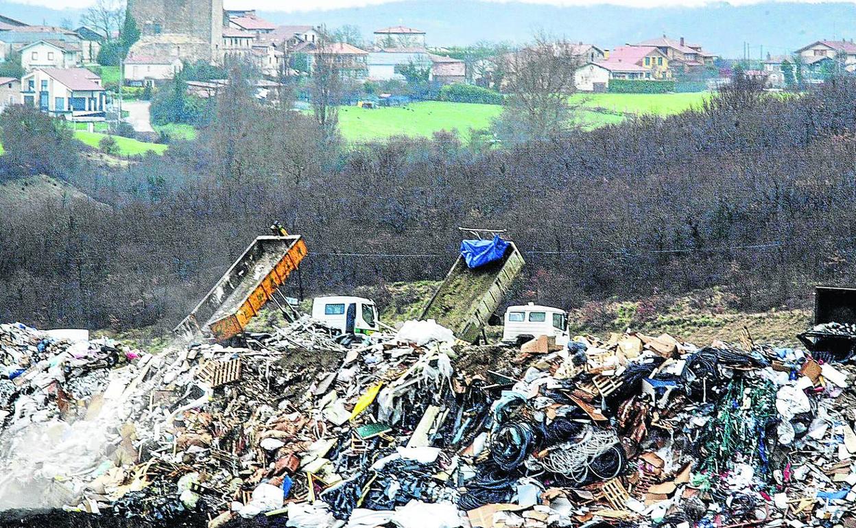 Camiones vacían la carga en el vertedero de Gardelegi, a las afueras de Vitoria. 