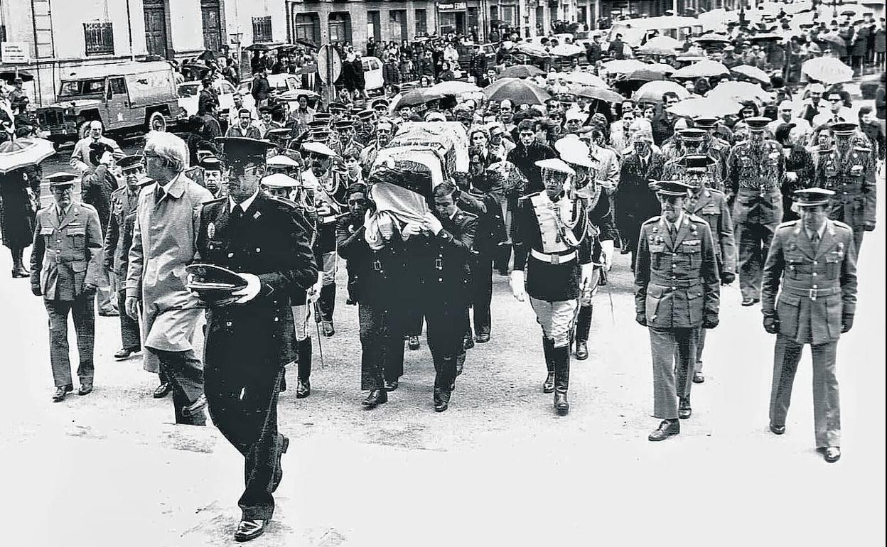 Policías locales de gala escoltan el féretro de Eugenio Lázaro.