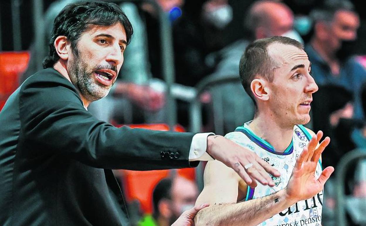 Mumbrú conversa con Rousselle, destacado contra el Valencia. 