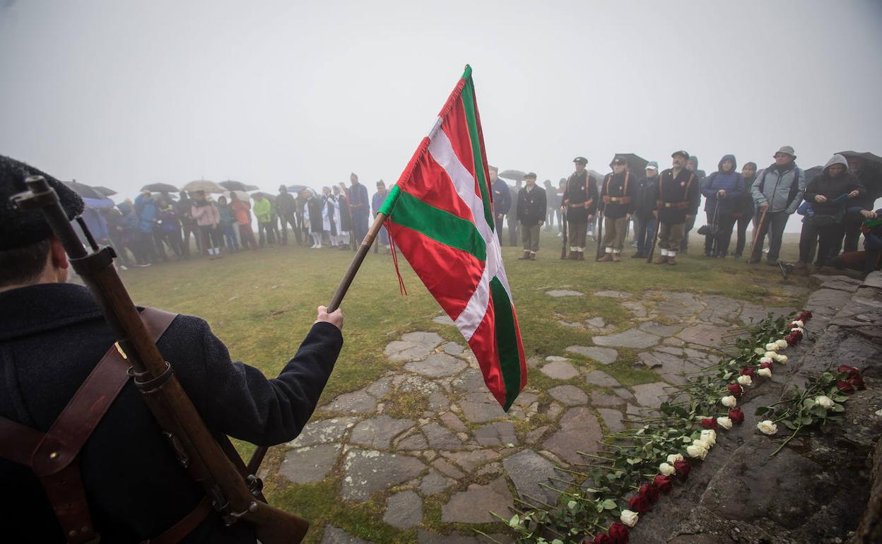 Homenaje a los gudaris en el monte Saibigain: «Sigo teniendo esa sensación de dolor tres generaciones después»