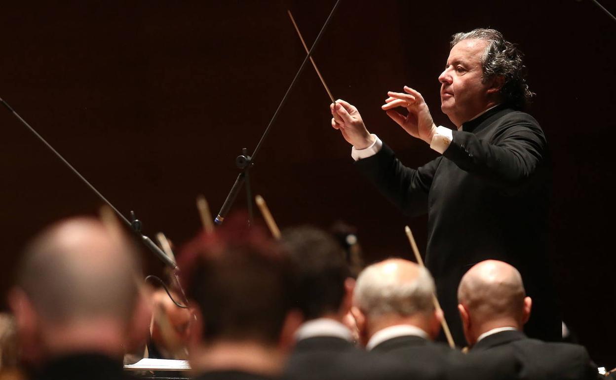 El director de orquesta alavés Juanjo Mena, que estrenará 'Juana de Arco en la hoguera' el 7 de junio en el Teatro Real.