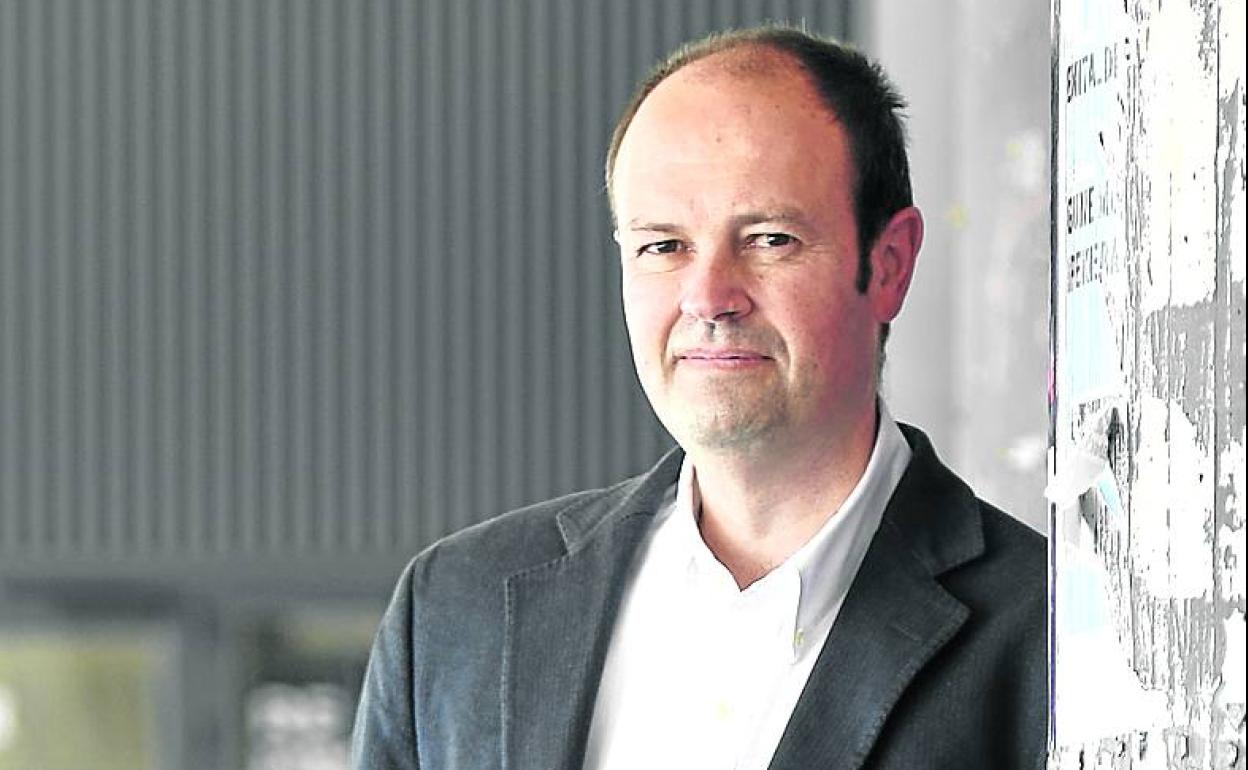 Jon Landa posa en las instalaciones de la UPV. 