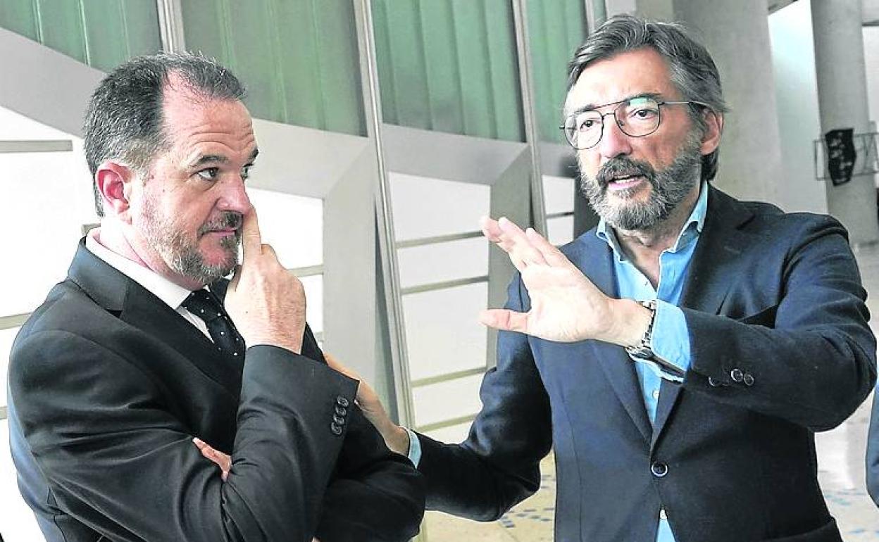 Carlos Iturgaiz junto a Iñaki Oyarzábal. 
