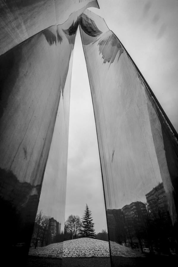 En Portal de Foronda, justo a la altura de la comisaría de la Ertzaintza, se erige el monumento a las víctimas del terrorismo desde hace dos décadas.