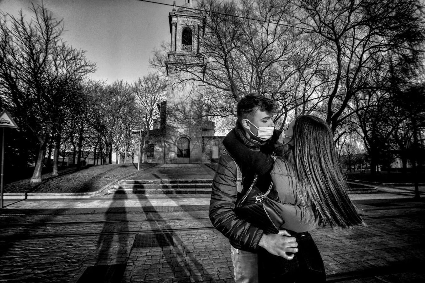 Una pareja ante la ermita de San Juan de Arriaga, levantada en 1945, cuyas puertas se abren en contadas ocasiones a lo largo del año.