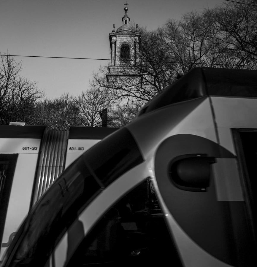 Dos convoyes del tranvía se cruzan a su paso por Lakua-Arriaga. Uno con origen en Abetxuko, el otro con destino a ese barrio.