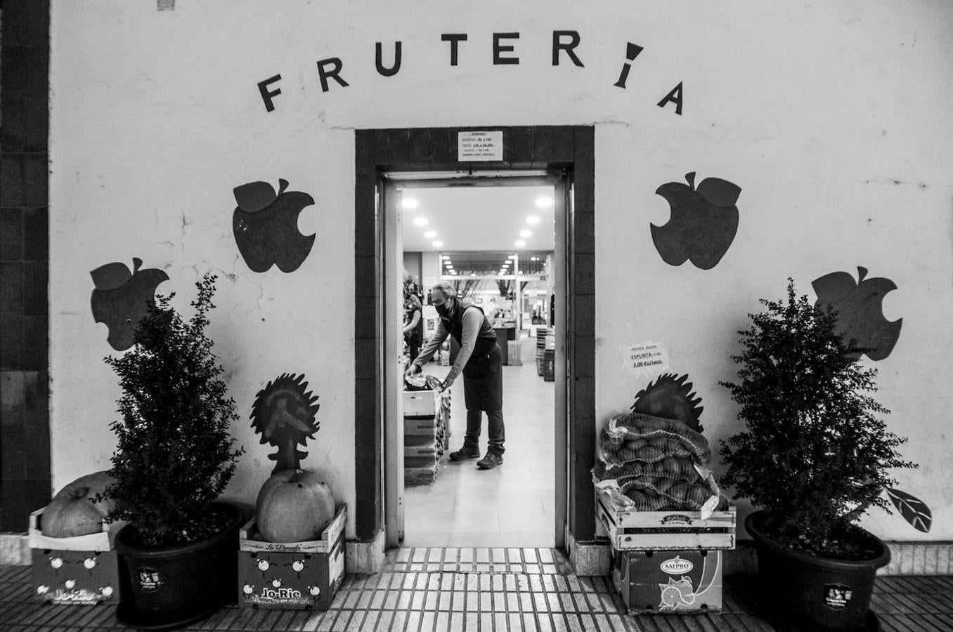 Luis Ángel despacha en la frutería Dendaberde en la calle Gernikako Arbola.