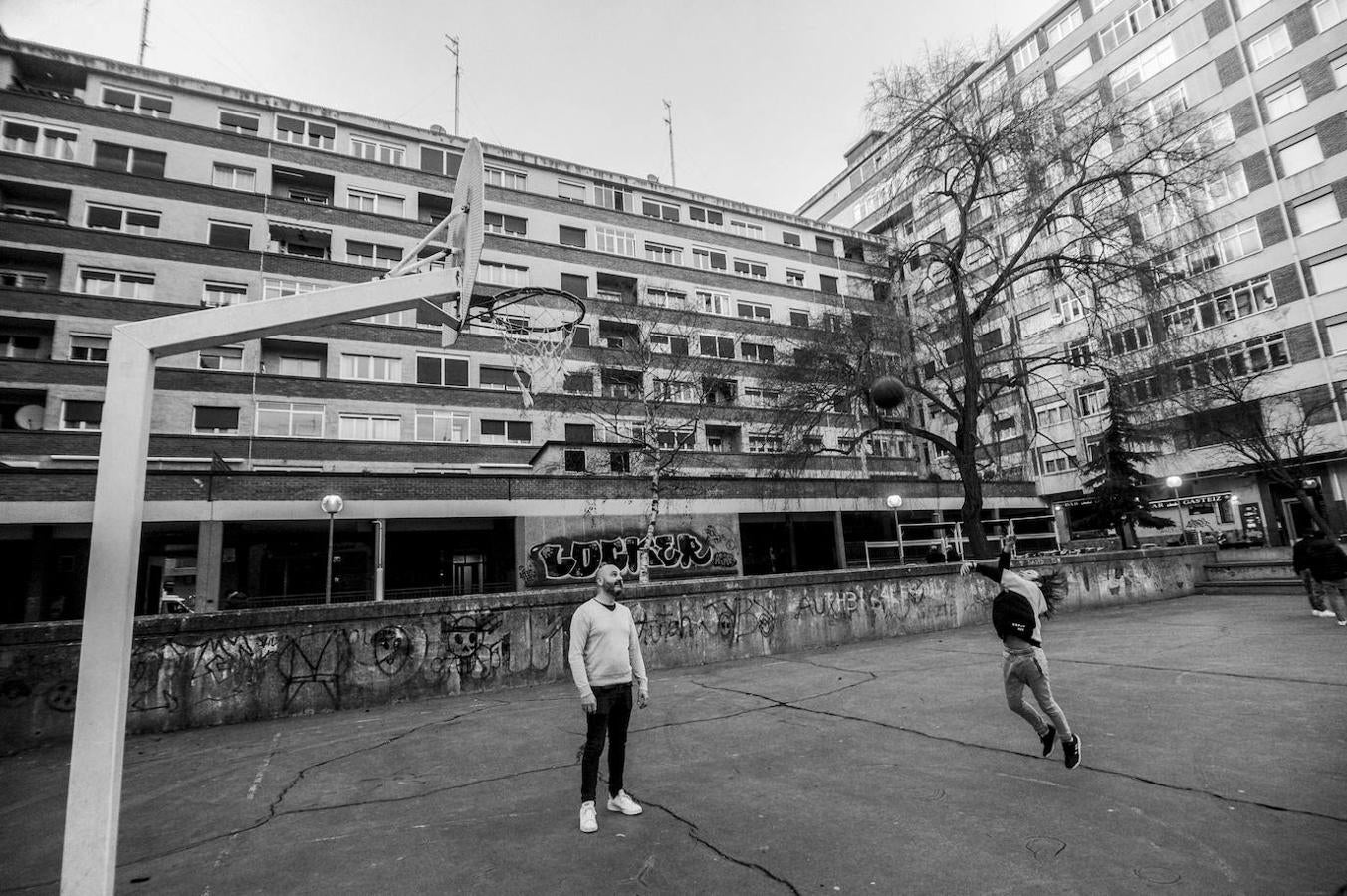 Raúl y Einar son padre e hijo, pero rivales en la cancha de baloncesto de la calle Alfonso XI.