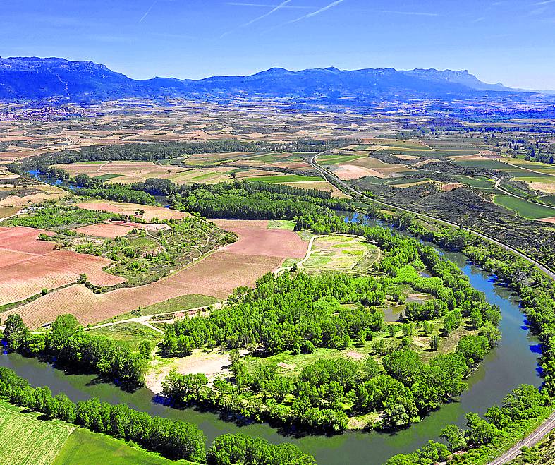 Río de vida. Uno de los meandros del Ebro en tierras alavesas con la Sierra de Cantabria al fondo.