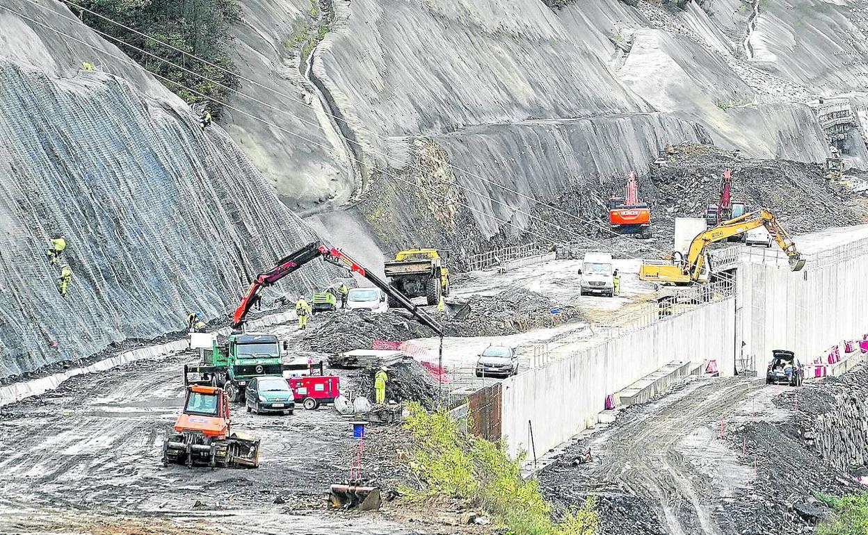 Máquinas y trabajadores avanzan en la construcción de un tramo del TAV en Amorebieta. 