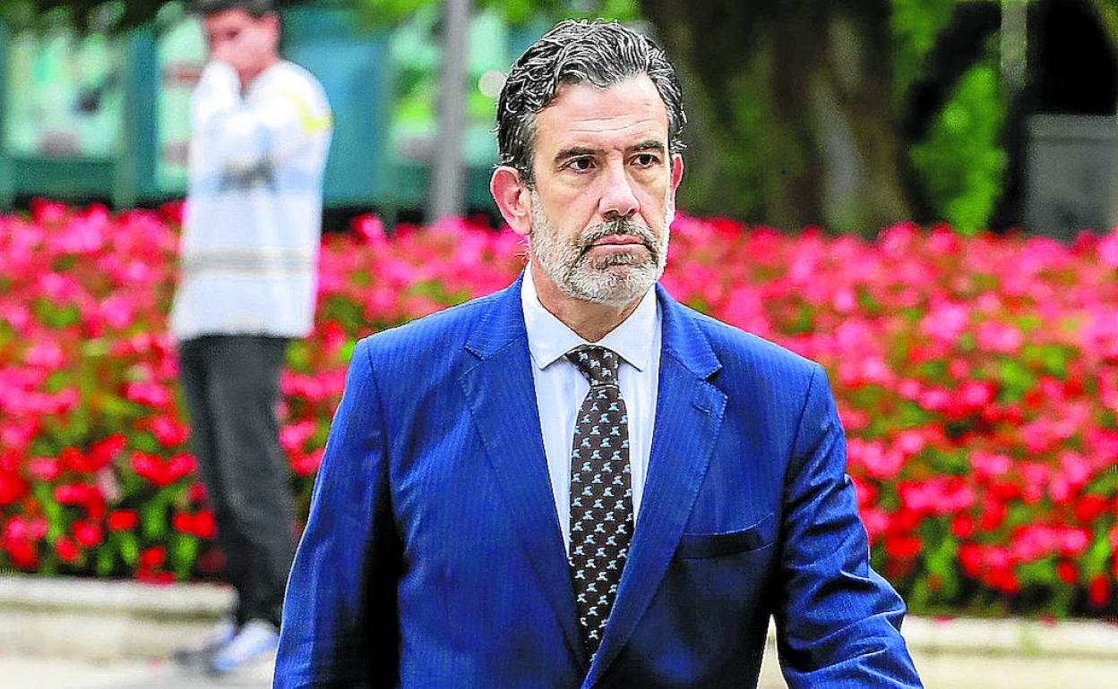 Josu Izaguirre se dirige a una de las sesiones del juicio del 'caso De Miguel'.