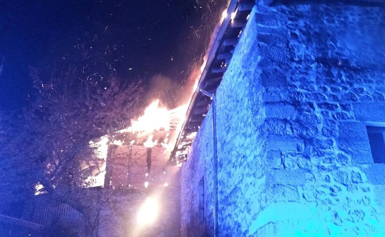 Un incendio calcina un caserío en Valdegovía