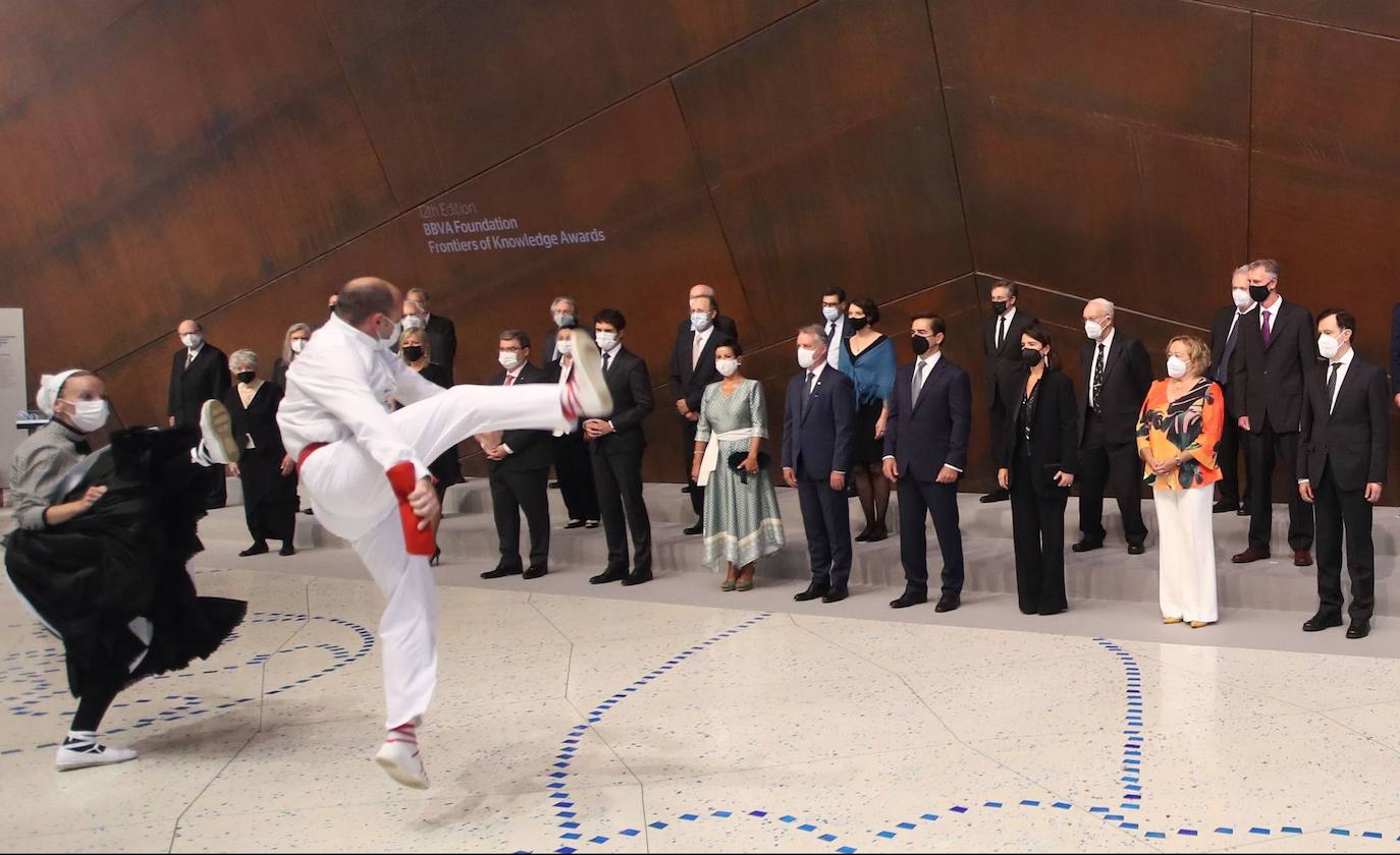 Dos dantzaris bailan en el Euskalduna el aurresku de honor ante las autoridades y los premiados en la entrega de los galardones del 21 de septiembre. 