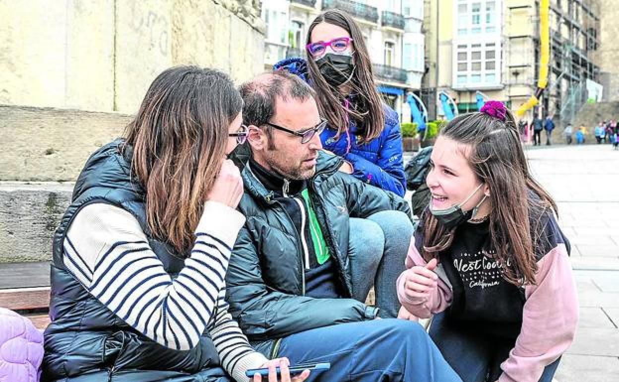 Arantxa Eiro y Mikel Balanzategi, junto a sus hijas. 