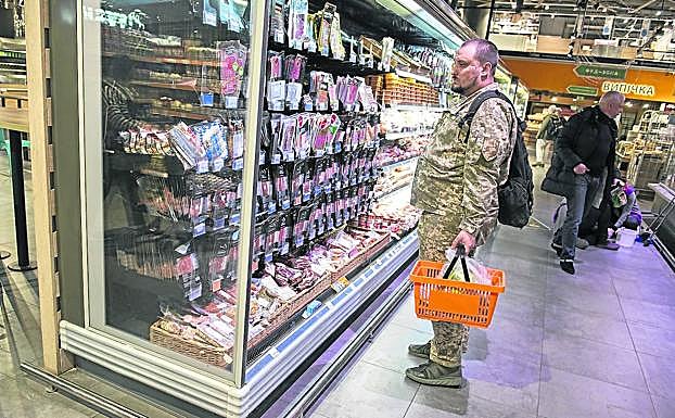 Kiev empieza a levantar la persiana entre bombardeos