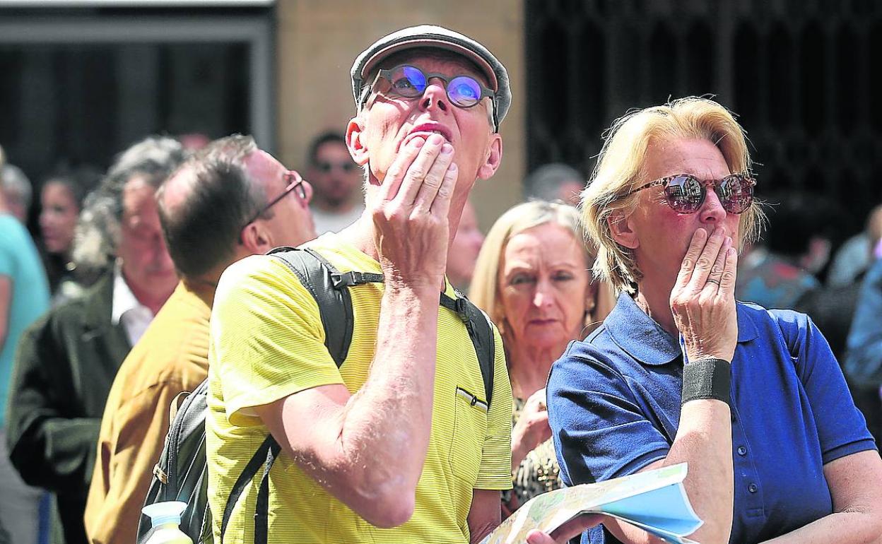 Una pareja de turistas admiraba ayer los edificios del Casco Viejo. 