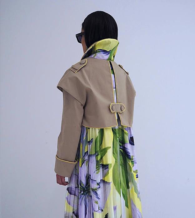 El primer modelo de la colección de gabardina de Eder Aurre.