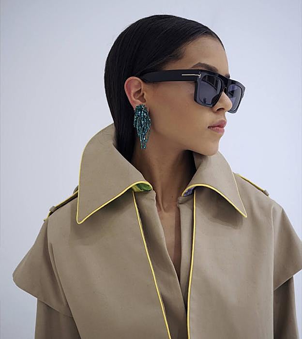 El primer modelo de la colección de gabardina de Eder Aurre.