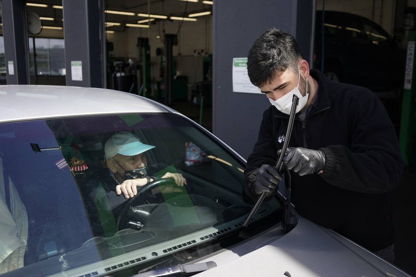 Fotos: Primer día sin mascarillas en interiores en Bizkaia