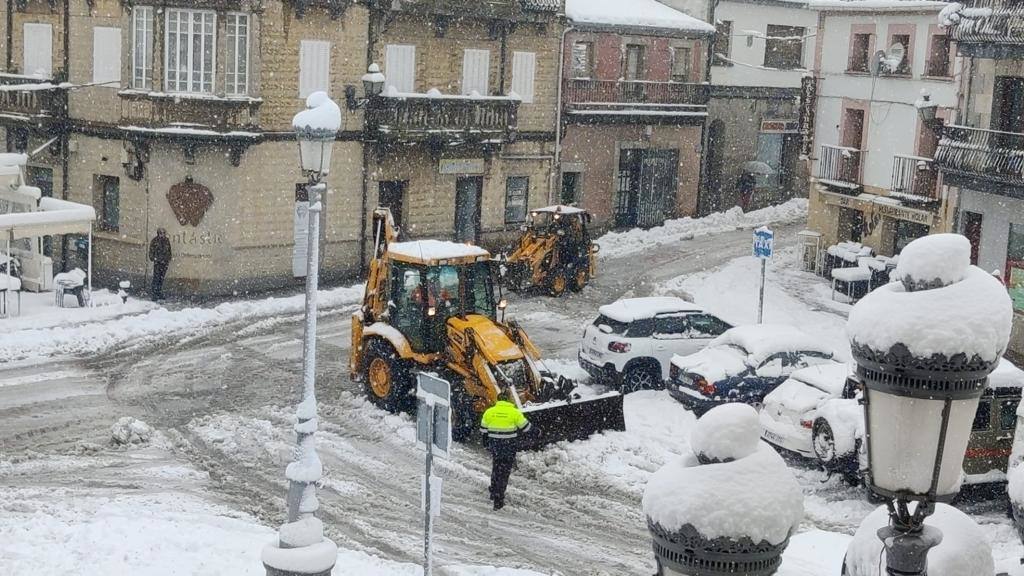 Problemas de circulación a causa de la nieve en 'El Espinar' (Segovia).