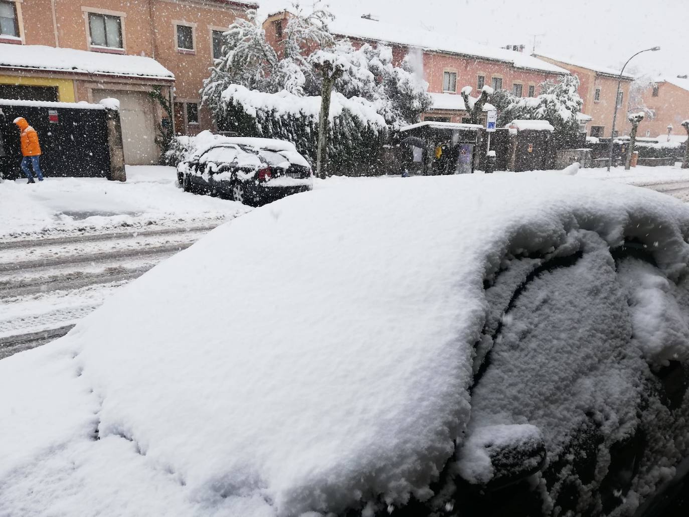 La localidad segoviana de Palazuelos de Eresma amanece cubierta de nieve.