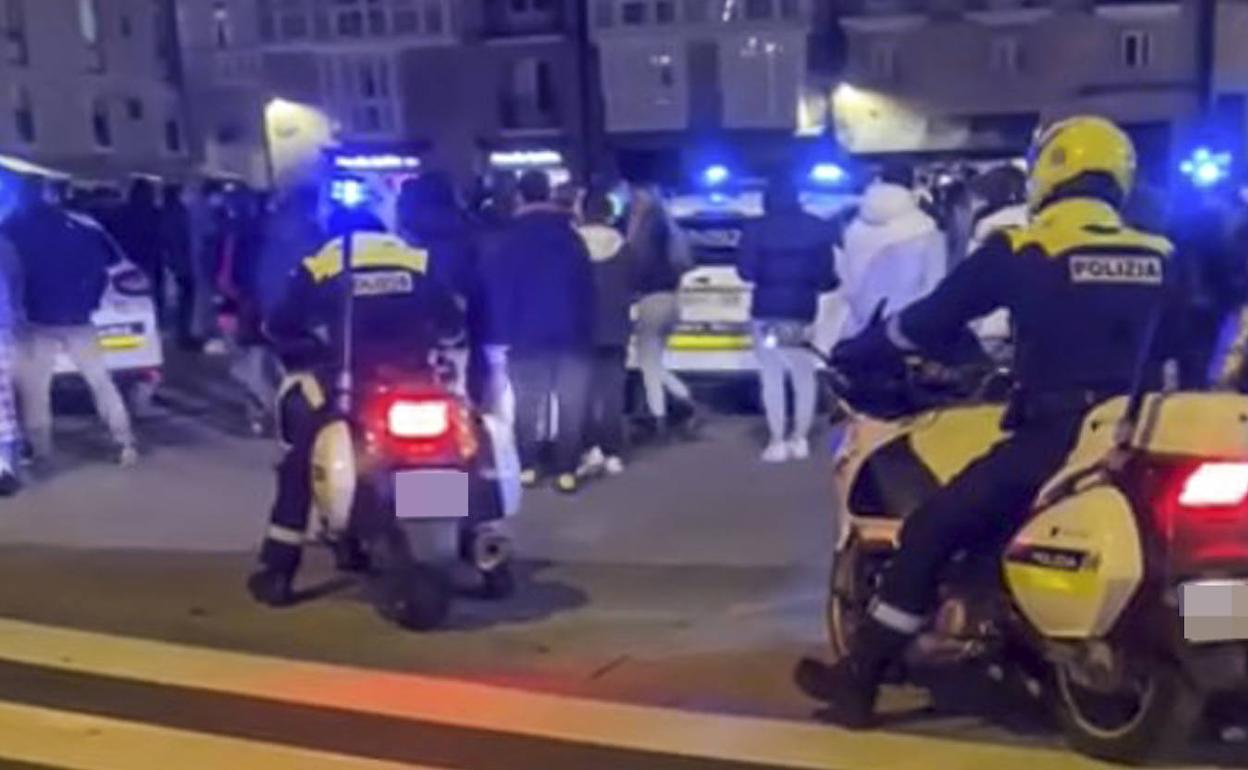 Agentes locales median en una pelea entre adolescentes en la plaza de la Virgen Blanca. 