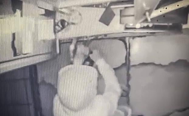 El ladrón durante su último robo, ocurrido la madrugada del martes. 