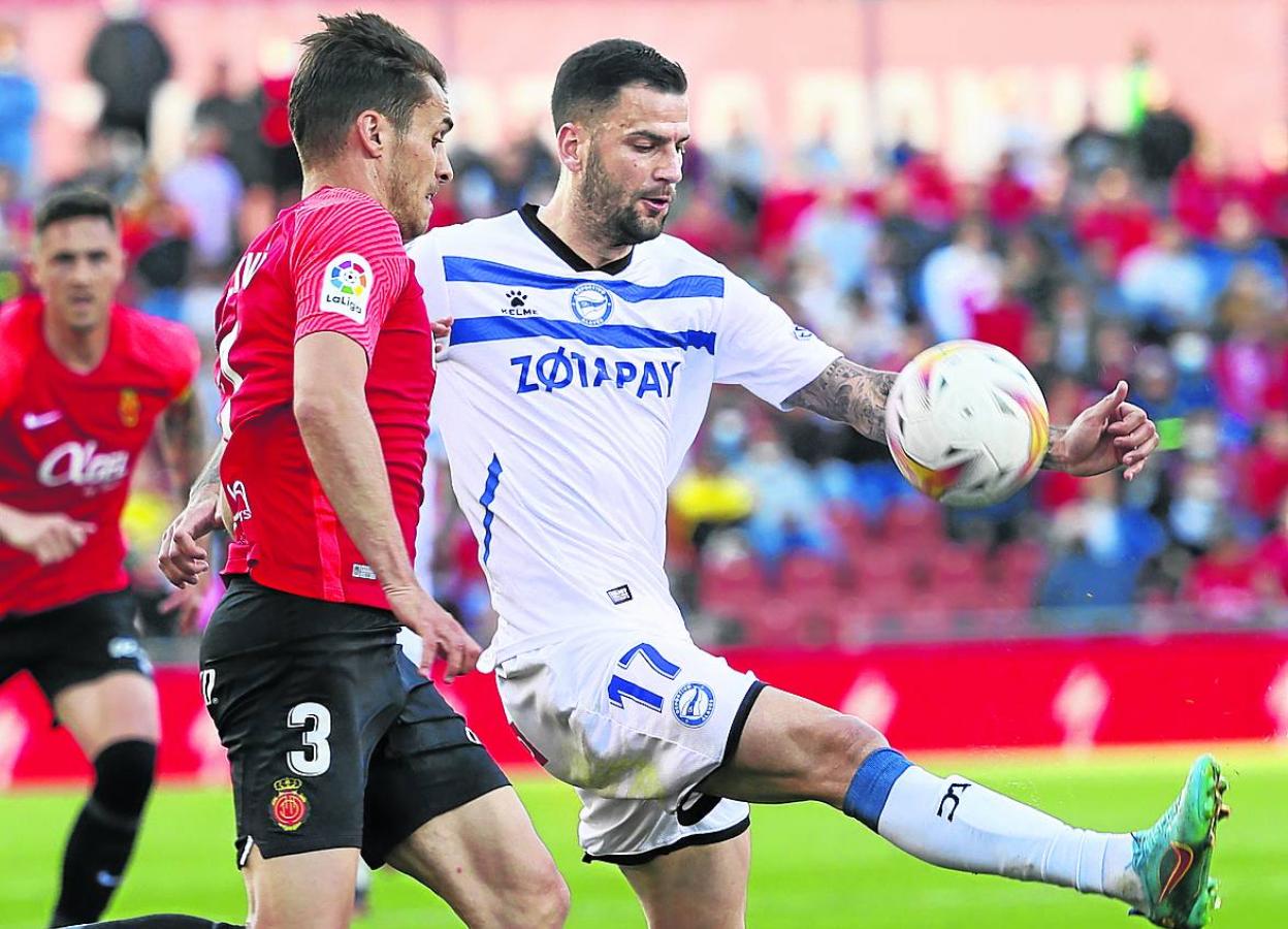 Edgar intenta controlar el balón ante la presión de Oliván. 