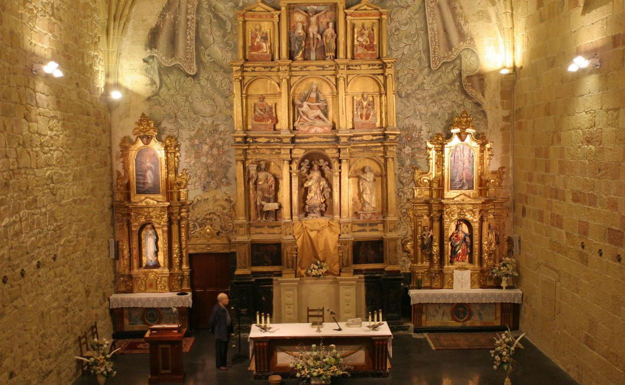 Retablo mayor de la parroquia Santa María de Etxano en el que se pueden apreciar diferentes estilos. 