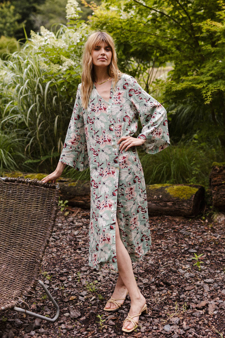 Regalarle este vestido verde y estampado en su día es solucionarle la papeleta en el comienzo de la temporada de eventos especiales. Es de la firma bilbaína Triana By C y cuesta 199 euros. Lo puedes comprar en su tienda de la capital vizcaína, situada en la calle Rodríguez Arias número 39 y en su página web (trianabyc.com). 