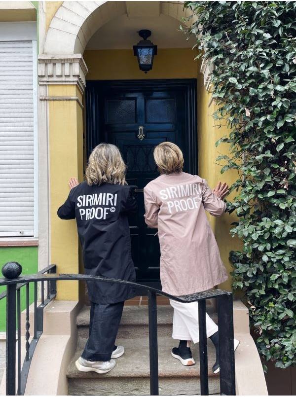 ​​La gabardina se ha convertido en una de las piezas fundamentales de nuestro guardarropa. Pero si estás buscando para ella un modelo que se salga de la tónica habitual, ¡lo tenemos! Se trata del diseño de la firma bilbaína 2dB, fundada por Isabel Alberdi y Marlene Salgado. En la pieza se puede leer perfectamente ‘sirimiri proof’. Con ella puesta, bailar bajo la lluvia más internacional de Bilbao será un placer. La prenda, confeccionada en los talleres sociales de Peñascal Cooperativa, cuesta 173 euros y la puedes adquirir en tres colores (beige, azul marino y verde caqui) a través de su página web (2dbilbao.com) y en su showroom, situado en la Alameda Mazarredo número 19.