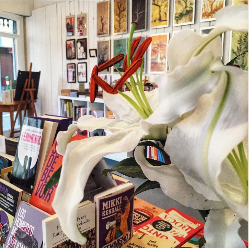 El que regala libros regala amor. Y si hay en Bilbao una librería llena de amor, esa es 'La ilusa', que abrió sus puertas hace dos meses en el número 8 de la calle Hernani de Bilbao. Detrás de este proyecto, están los hermanos bilbaínos Beatriz y Sergio Albarrán, unidos por su pasión por los libros y el arte. En el centro de su librería destaca la 'mesa de las señoras', que ellos llaman así porque está reservada «a los ensayos escritos por autoras y con una perspectiva feminista». 