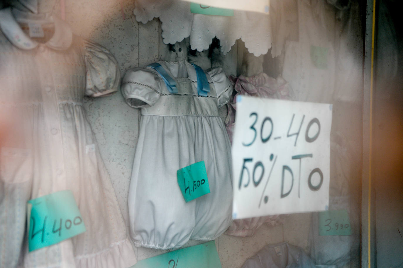 Fotos: La misteriosa tienda de Santurtzi cerrada hace 20 años: precios en pesetas y vestidos abandonados