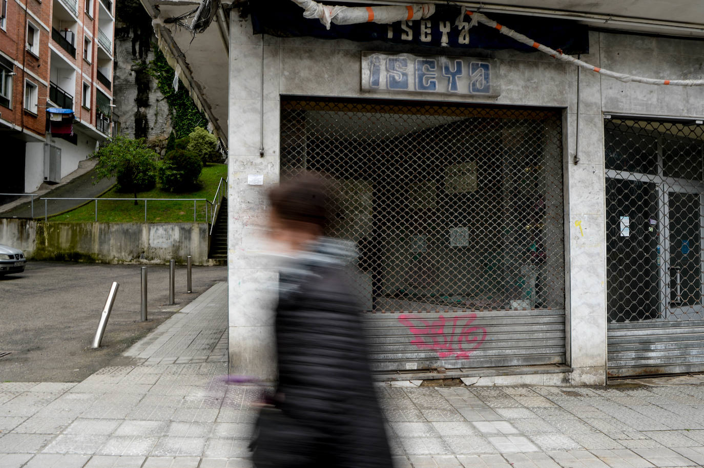 Fotos: La misteriosa tienda de Santurtzi cerrada hace 20 años: precios en pesetas y vestidos abandonados
