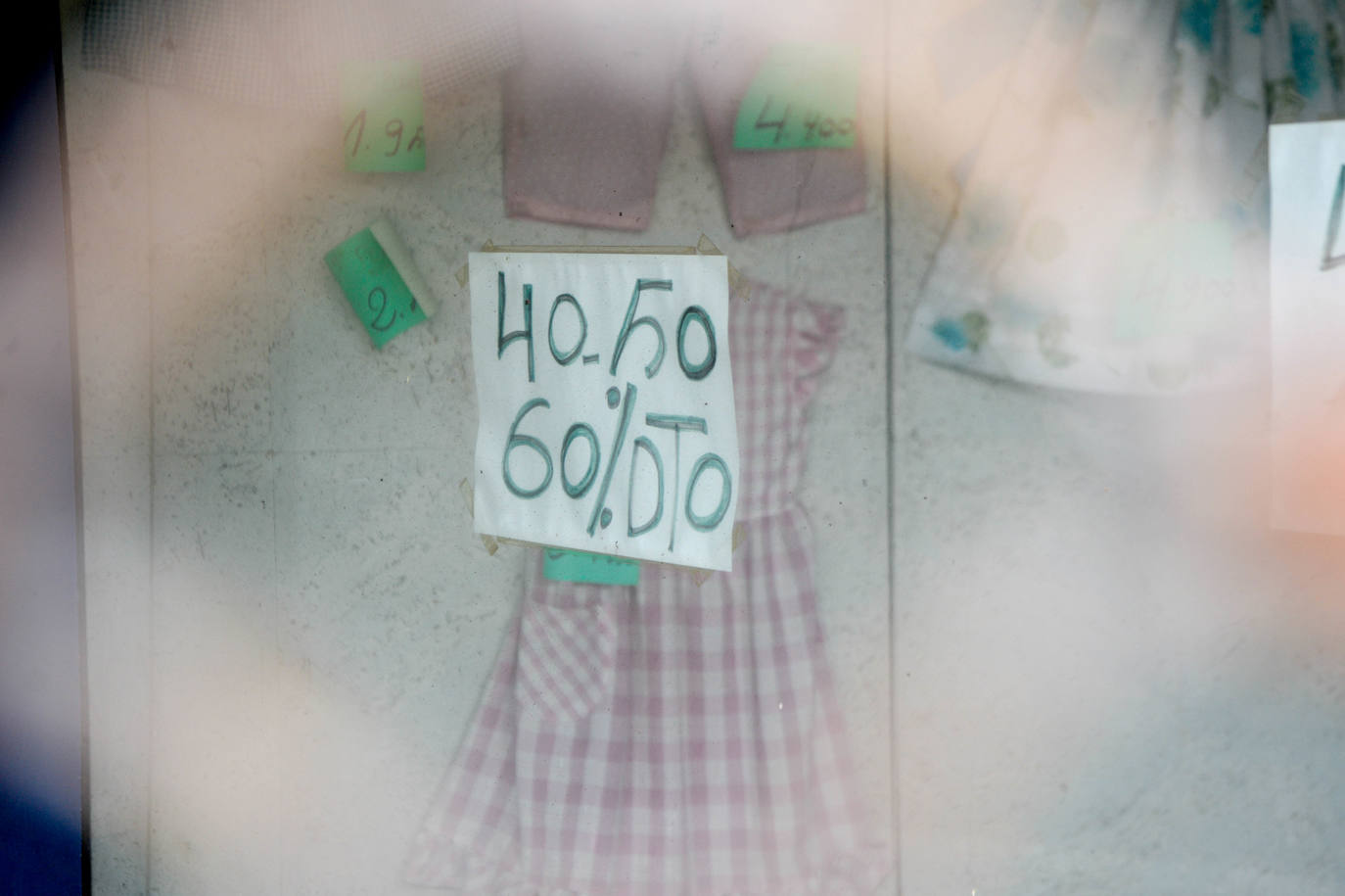 Fotos: La misteriosa tienda de Santurtzi cerrada hace 20 años: precios en pesetas y vestidos abandonados