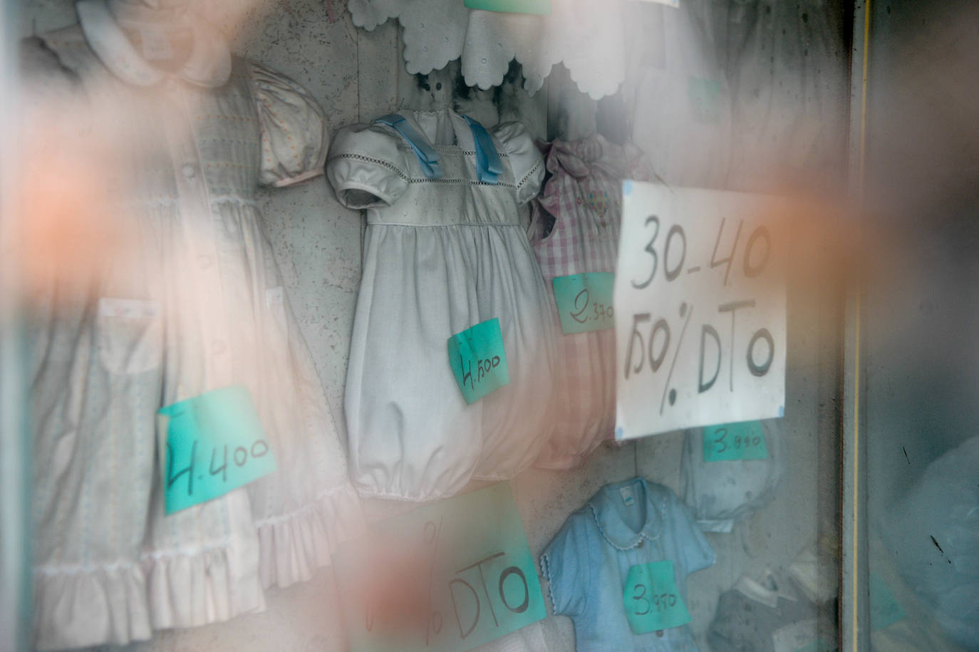 Fotos: La misteriosa tienda de Santurtzi cerrada hace 20 años: precios en pesetas y vestidos abandonados