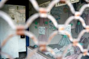 Fotos: La misteriosa tienda de Santurtzi cerrada hace 20 años: precios en pesetas y vestidos abandonados