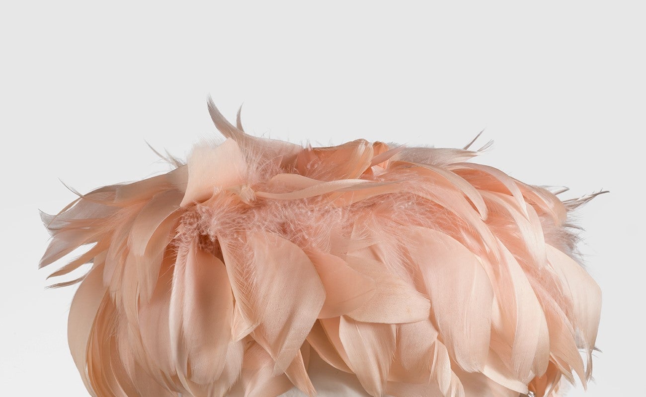 Regalar cultura siempre es un acierto y qué mejor que una escapada a Getaria para daros un paseíto materno-filial por la costa y apreciar juntas el legado del maestro Balenciaga. Porque hay nueva muestra a la vista, que durará hasta el 8 de mayo. Se trata de la exposición “Balenciaga, la elegancia del sombrero”, que nace fruto de años de investigación conjunta de las colecciones de sombreros del Museo Cristóbal Balenciaga y del Museu Disseny de Barcelona. Una nueva perspectiva de nuestro diseñador más icónico que hará las delicias de las amantes de la moda y de las mentes más curiosas.