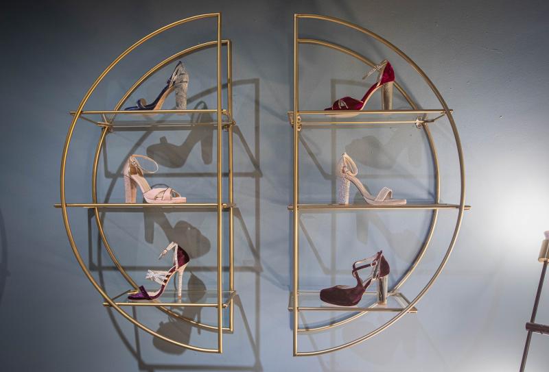 Los tacones siempre han sido objeto de culto para las amantes de la moda, y si encima te los personalizan y puedes compartir la experiencia del proceso con la persona que más quieres se puede convertir en el mejor de los regalos. Con el objetivo de cumplir sueños y hacer que sus clientas se sientan como en casa, Azucena Ordoñez abrió el pasado mes de marzo Lily & You, un exclusivo atelier de zapatos situado en la calle Henao que se pueden adaptar a todos los gustos. Ahora que se inaugura la nueva temporada de eventos es la mejor oportunidad. Pide cita desde su página web y ella lo hará posible.