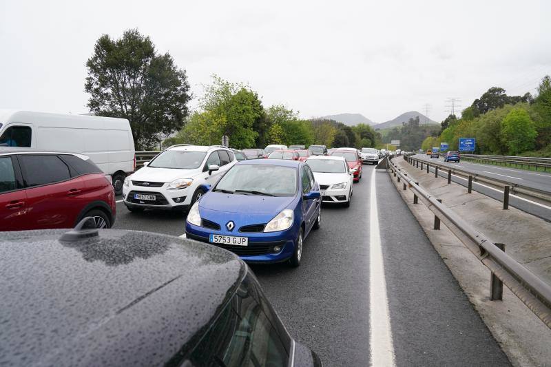 Fotos: Un desprendimiento de tierra en Ontón obliga a cerrar dos carriles de la A-8