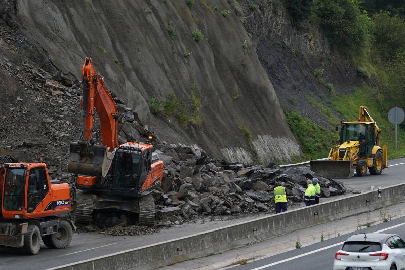 Fotos: Un desprendimiento de tierra en Ontón obliga a cerrar dos carriles de la A-8