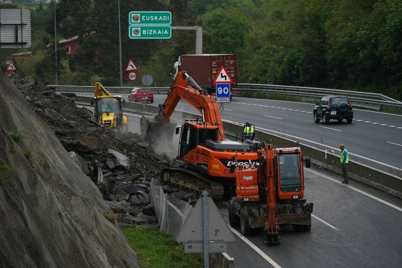 Fotos: Un desprendimiento de tierra en Ontón obliga a cerrar dos carriles de la A-8